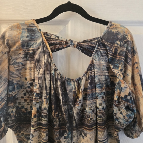 Women's Top - Picture 8 of 9